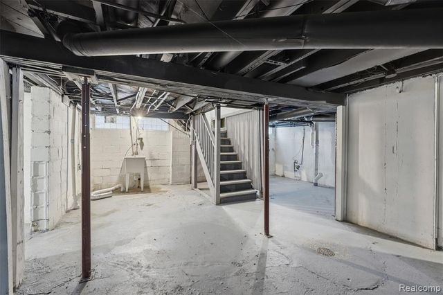 16614 Sunderland Road, Detroit, MI 48219