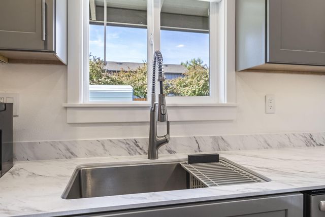 2010 SW Reindeer Avenue, Redmond, OR 97756