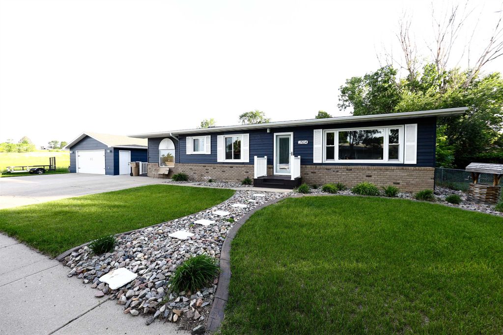 2504 & 2508 2nd Ave NW, Minot, ND 58703