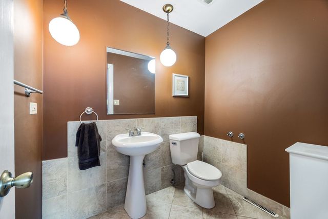 10043 S 84th Avenue, Palos Hills, IL 60465