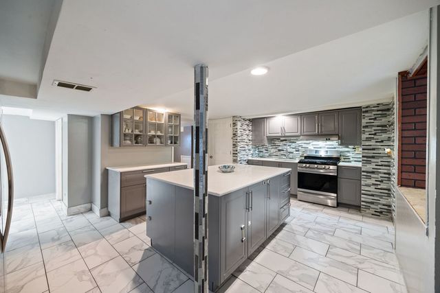 10043 S 84th Avenue, Palos Hills, IL 60465