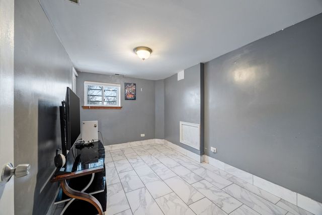 10043 S 84th Avenue, Palos Hills, IL 60465