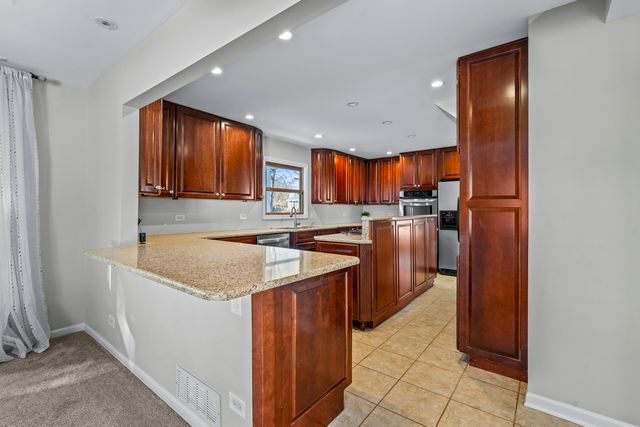 9 Edgewood Road, Vernon Hills, IL 60061