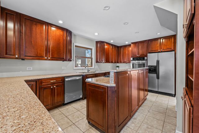 9 Edgewood Road, Vernon Hills, IL 60061