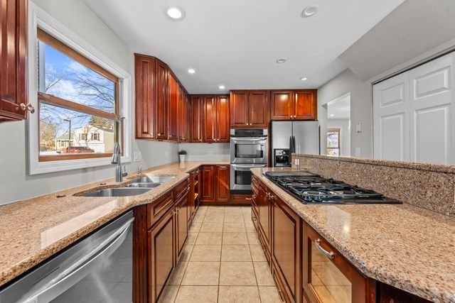 9 Edgewood Road, Vernon Hills, IL 60061