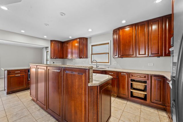 9 Edgewood Road, Vernon Hills, IL 60061