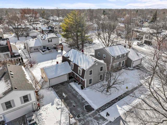 9 Edgewood Road, Vernon Hills, IL 60061