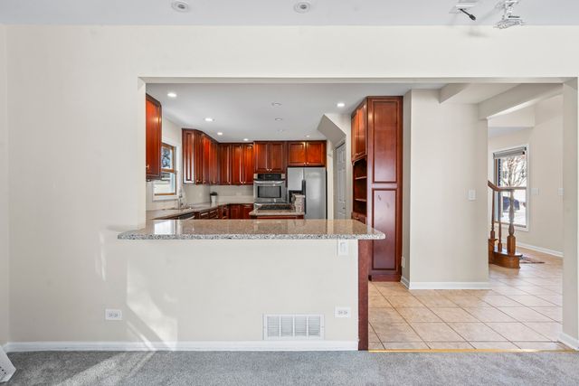 9 Edgewood Road, Vernon Hills, IL 60061