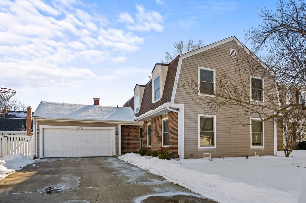 9 Edgewood Road, Vernon Hills, IL 60061