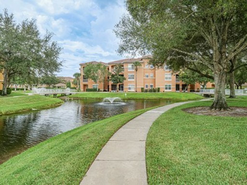 5060 Fairways Circle F212, Vero Beach, FL 32967