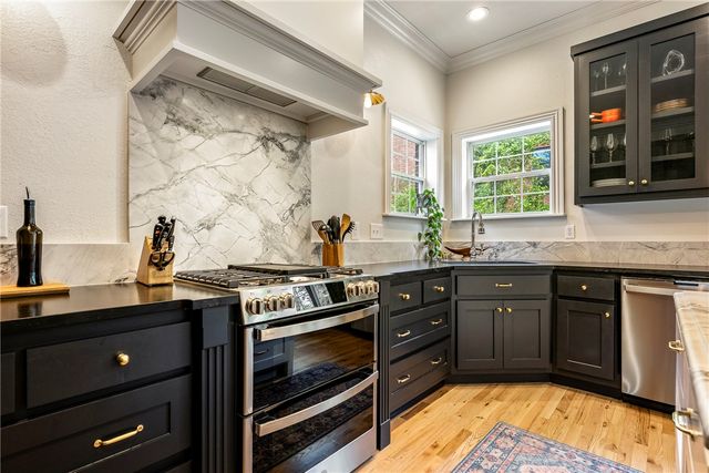 109 SE G Court, Bentonville, AR 72712