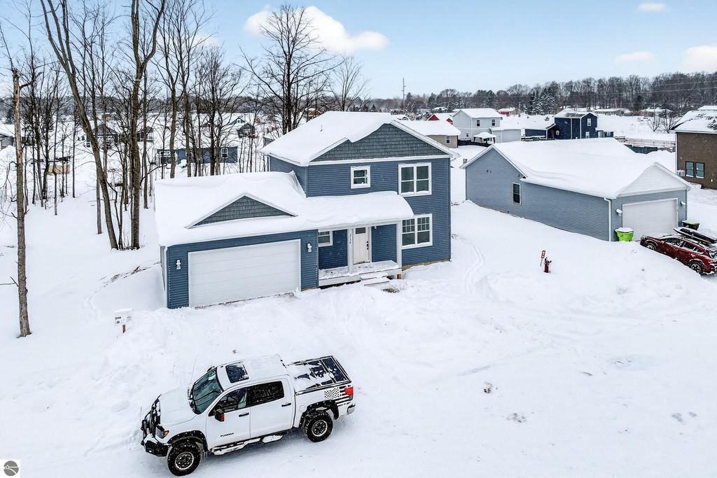 Image 4 of property listing at 2134 Cottonwood Avenue, Grawn, MI 49637