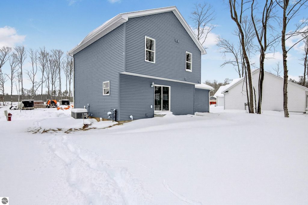 Image 6 of property listing at 2134 Cottonwood Avenue, Grawn, MI 49637