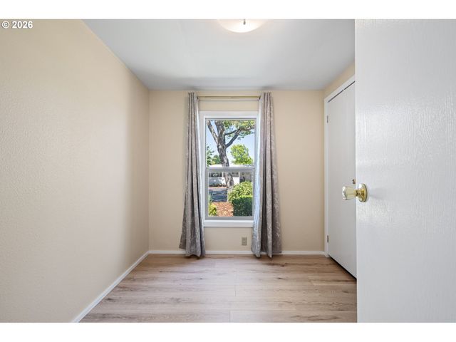 1400 CANDLELIGHT Dr 180, Eugene, OR 97402