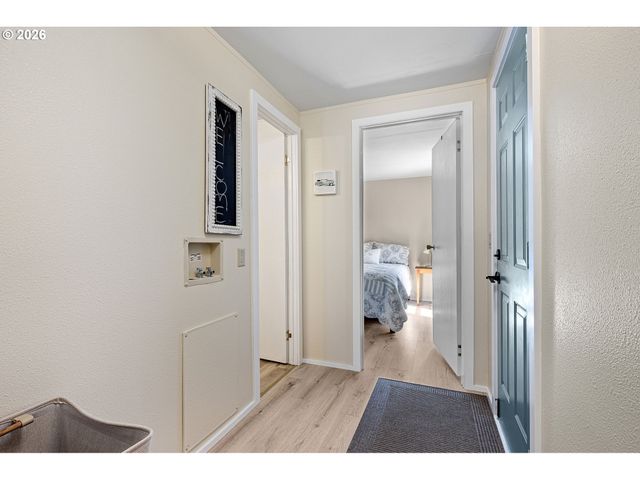 1400 CANDLELIGHT Dr 180, Eugene, OR 97402
