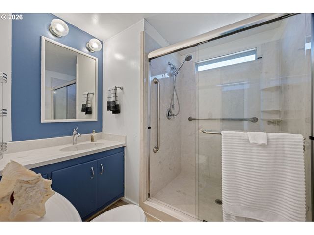 1400 CANDLELIGHT Dr 180, Eugene, OR 97402