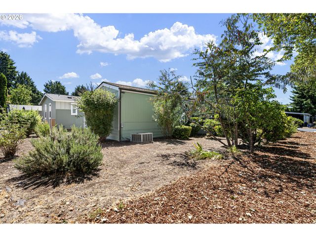 1400 CANDLELIGHT Dr 180, Eugene, OR 97402