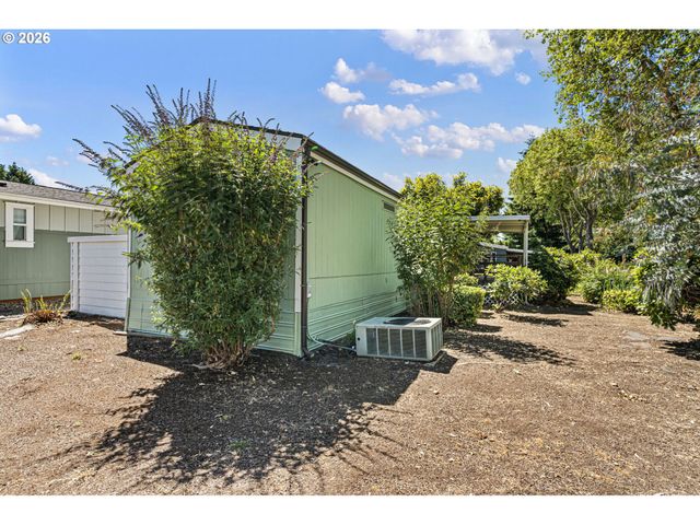 1400 CANDLELIGHT Dr 180, Eugene, OR 97402
