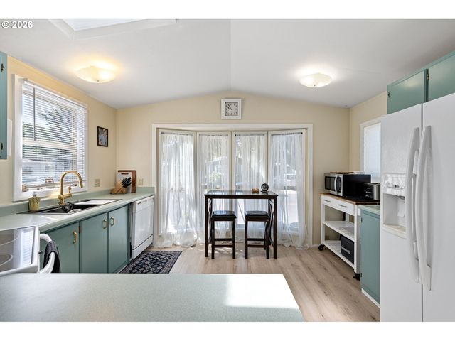 1400 CANDLELIGHT Dr 180, Eugene, OR 97402