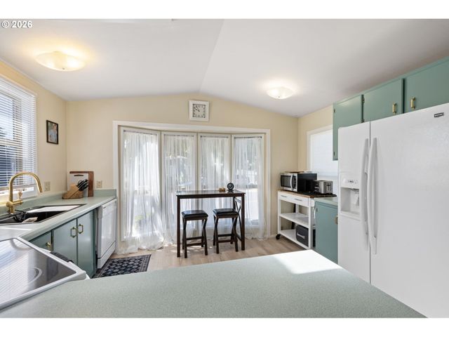 1400 CANDLELIGHT Dr 180, Eugene, OR 97402