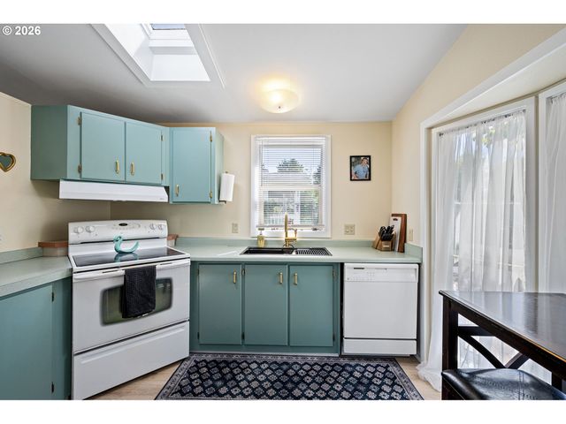 1400 CANDLELIGHT Dr 180, Eugene, OR 97402