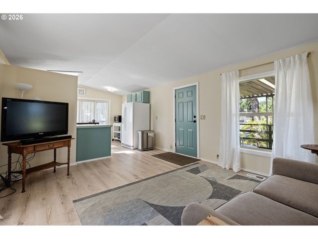 1400 CANDLELIGHT Dr 180, Eugene, OR 97402