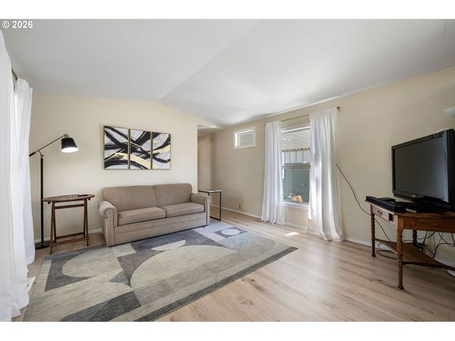 1400 CANDLELIGHT Dr 180, Eugene, OR 97402
