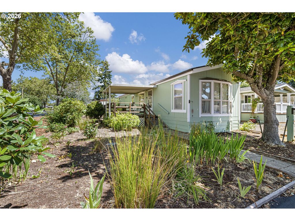 1400 CANDLELIGHT Dr 180, Eugene, OR 97402