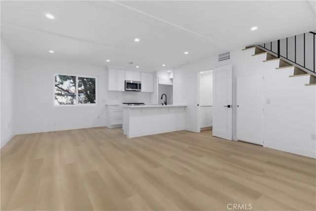12310 Burbank 13, Los Angeles, CA 91607