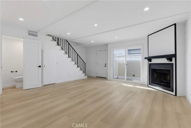 12310 Burbank 13, Los Angeles, CA 91607
