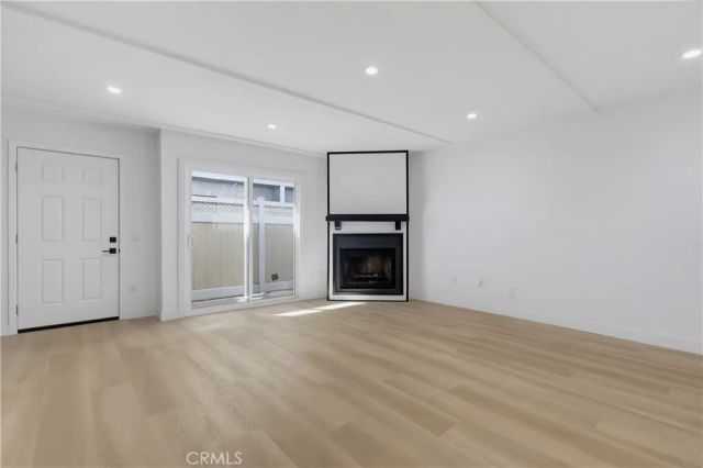 12310 Burbank 13, Los Angeles, CA 91607