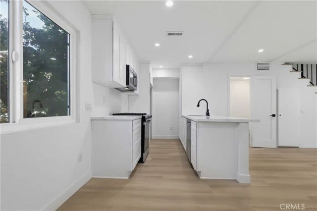 12310 Burbank 13, Los Angeles, CA 91607