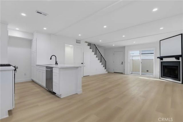 12310 Burbank 13, Los Angeles, CA 91607
