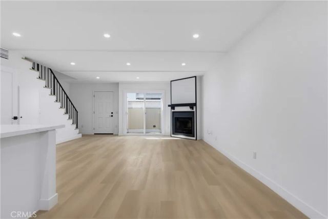 12310 Burbank 13, Los Angeles, CA 91607