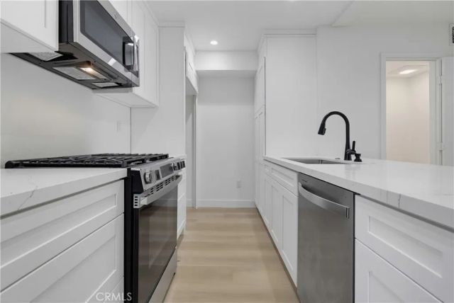 12310 Burbank 13, Los Angeles, CA 91607
