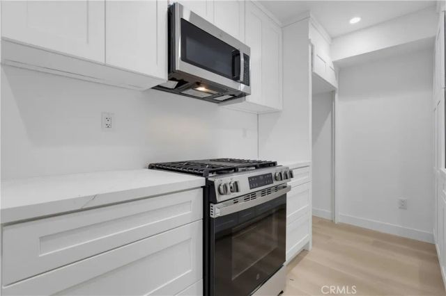12310 Burbank 13, Los Angeles, CA 91607