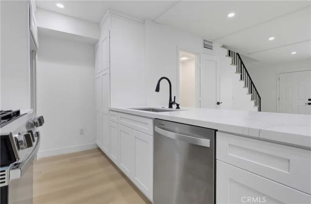 12310 Burbank 13, Los Angeles, CA 91607
