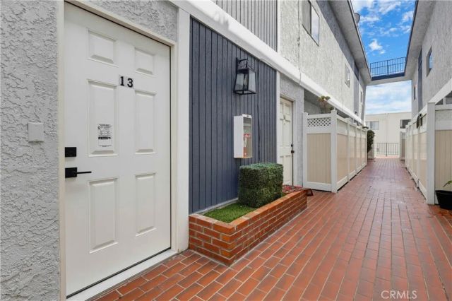 12310 Burbank 13, Los Angeles, CA 91607