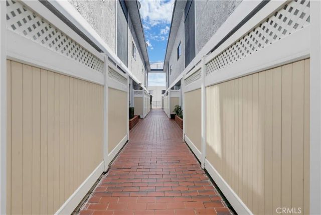 12310 Burbank 13, Los Angeles, CA 91607