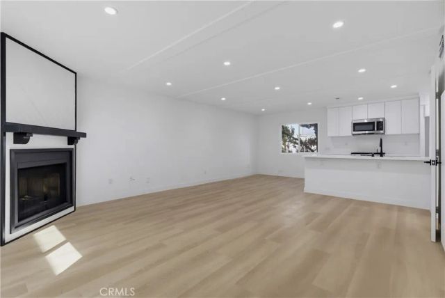 12310 Burbank 13, Los Angeles, CA 91607