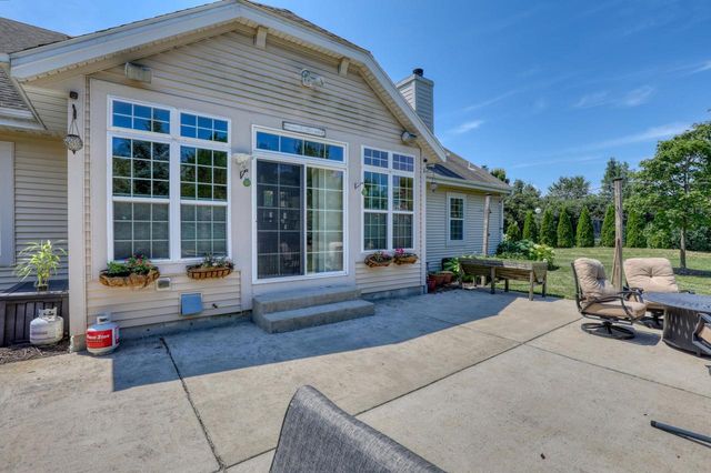 6958 S Craig COURT, Franklin, WI 53132