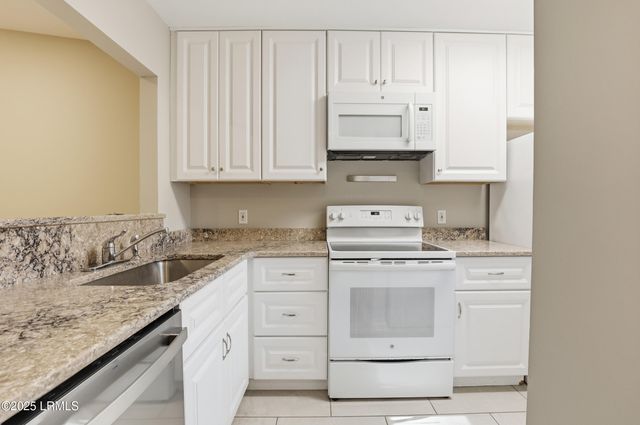 96 Mathews Dr Apt 213, Hilton Head Island, SC 29926