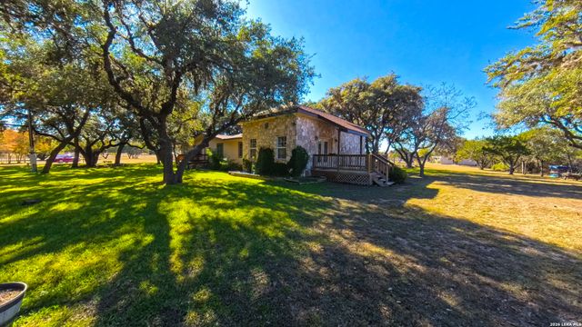 857 Madrona, Pipe Creek, TX 78063