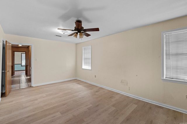 18 Hazelwood, Conway, AR 72032