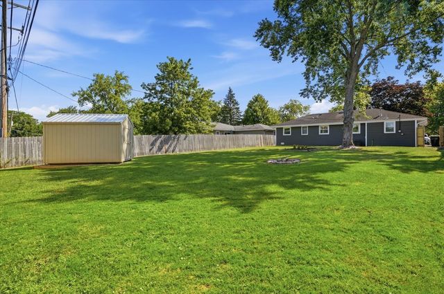 412 S Thornwood Drive, Lindenhurst, IL 60046