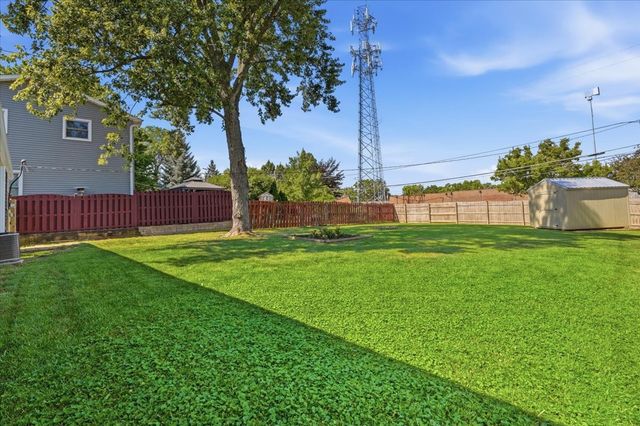 412 S Thornwood Drive, Lindenhurst, IL 60046