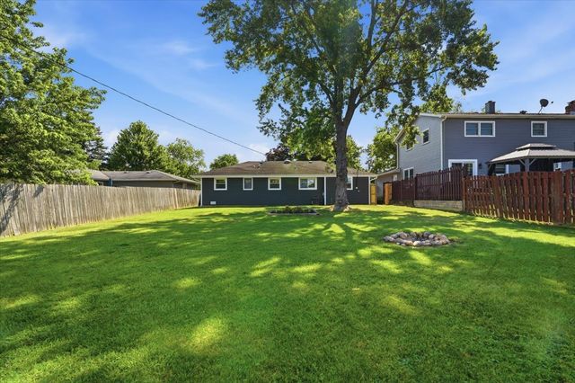 412 S Thornwood Drive, Lindenhurst, IL 60046