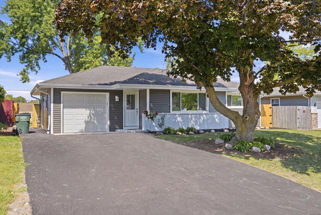 412 S Thornwood Drive, Lindenhurst, IL 60046