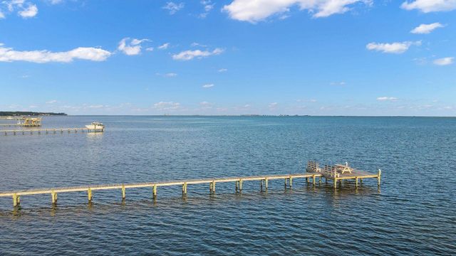 1841 E Smugglers Cove Drive, Gulf Breeze, FL 32563