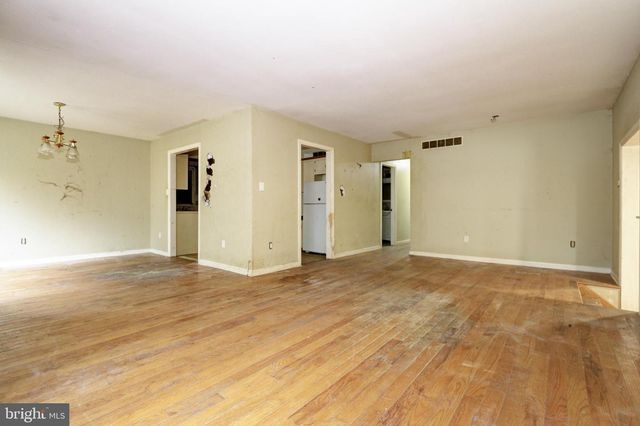 271 5TH AVE, Egg Harbor City, NJ 08215